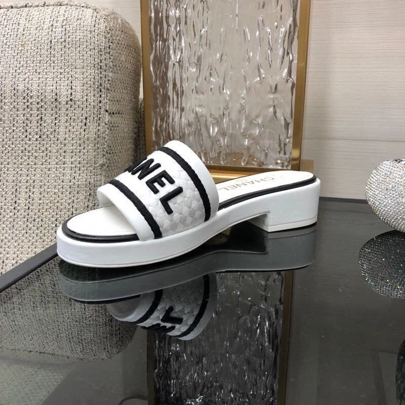 Compact Chanel Slippers 17543