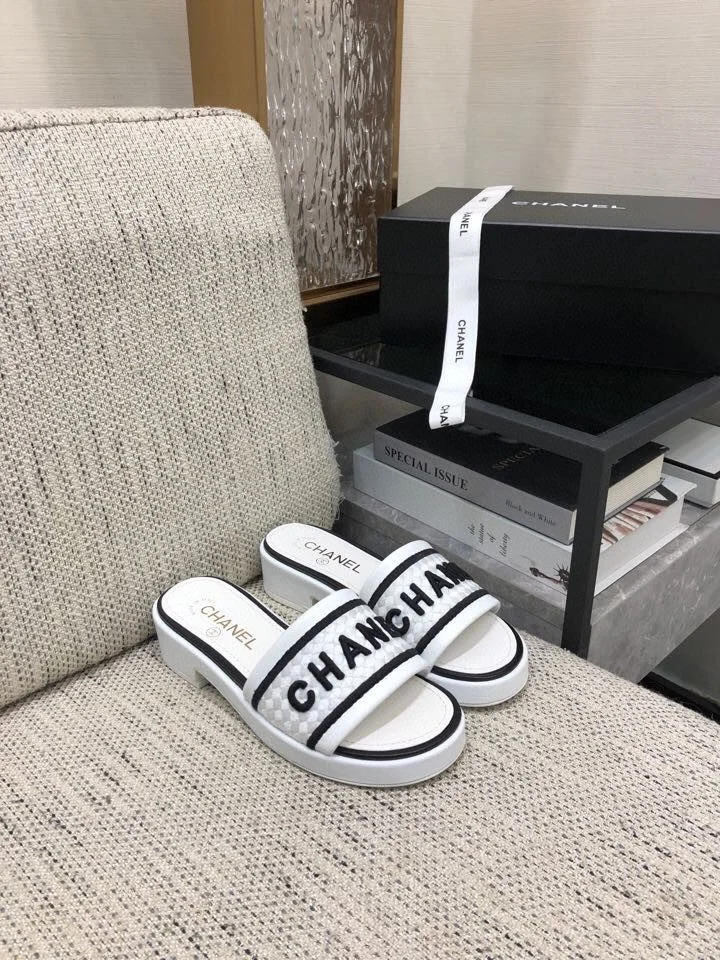 Compact Chanel Slippers 17543