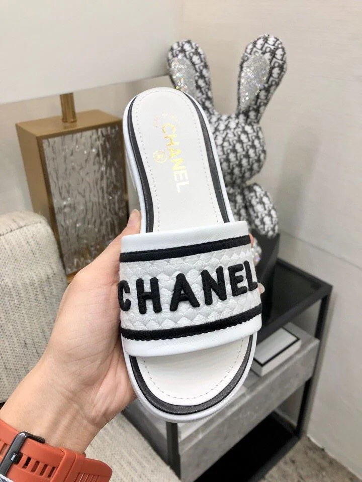 Compact Chanel Slippers 17543