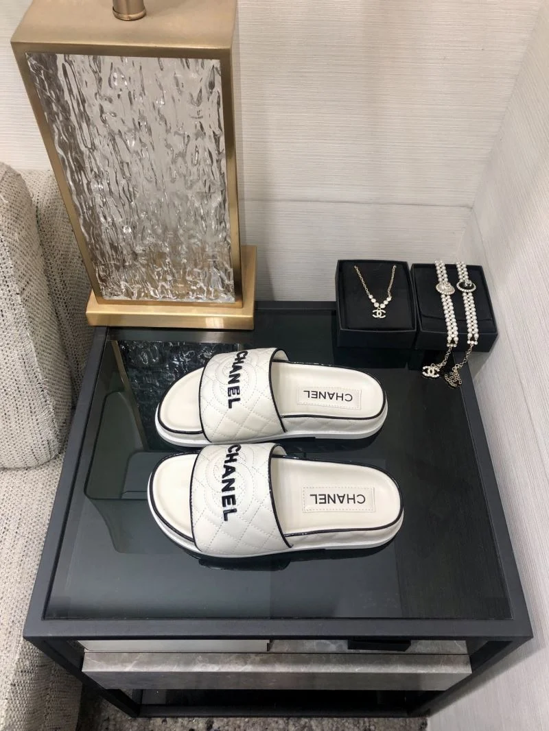 Fashionable Chanel Slippers 17418