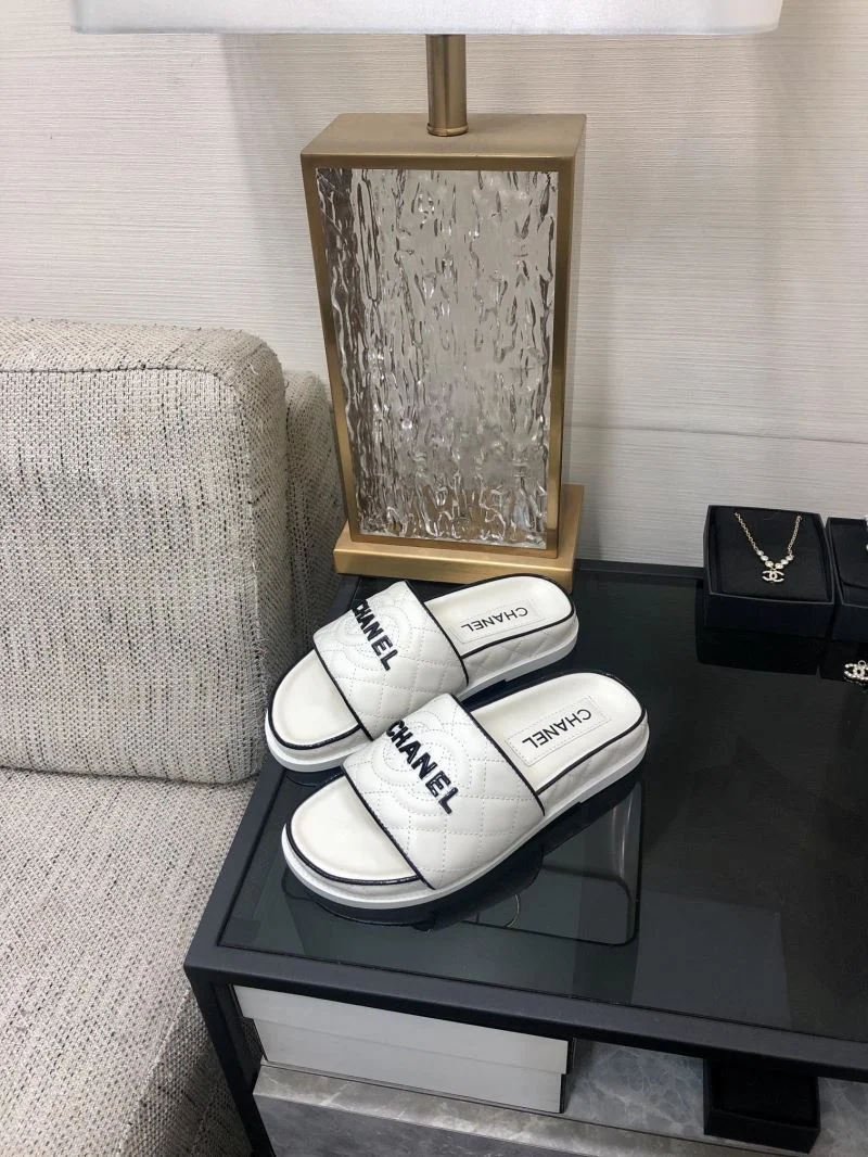 Fashionable Chanel Slippers 17418