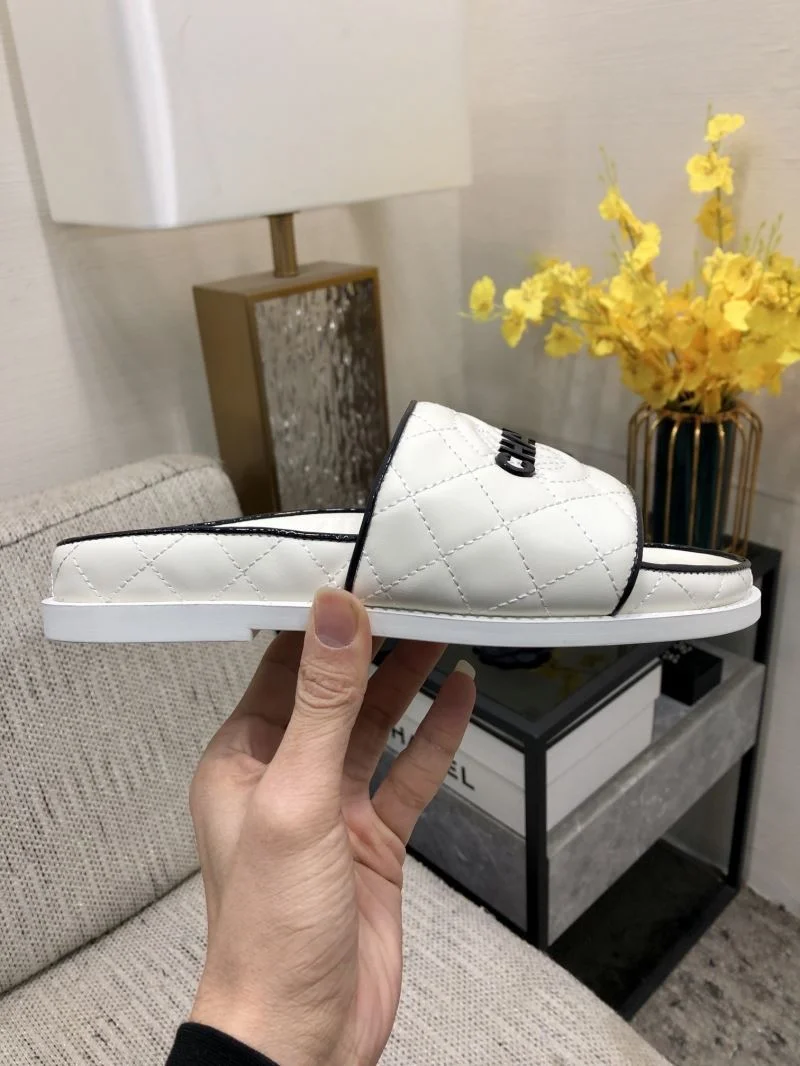 Fashionable Chanel Slippers 17418