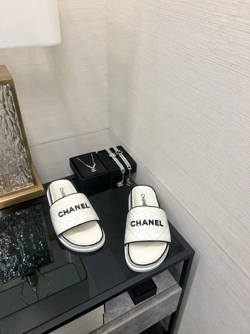 Fashionable Chanel Slippers 17418