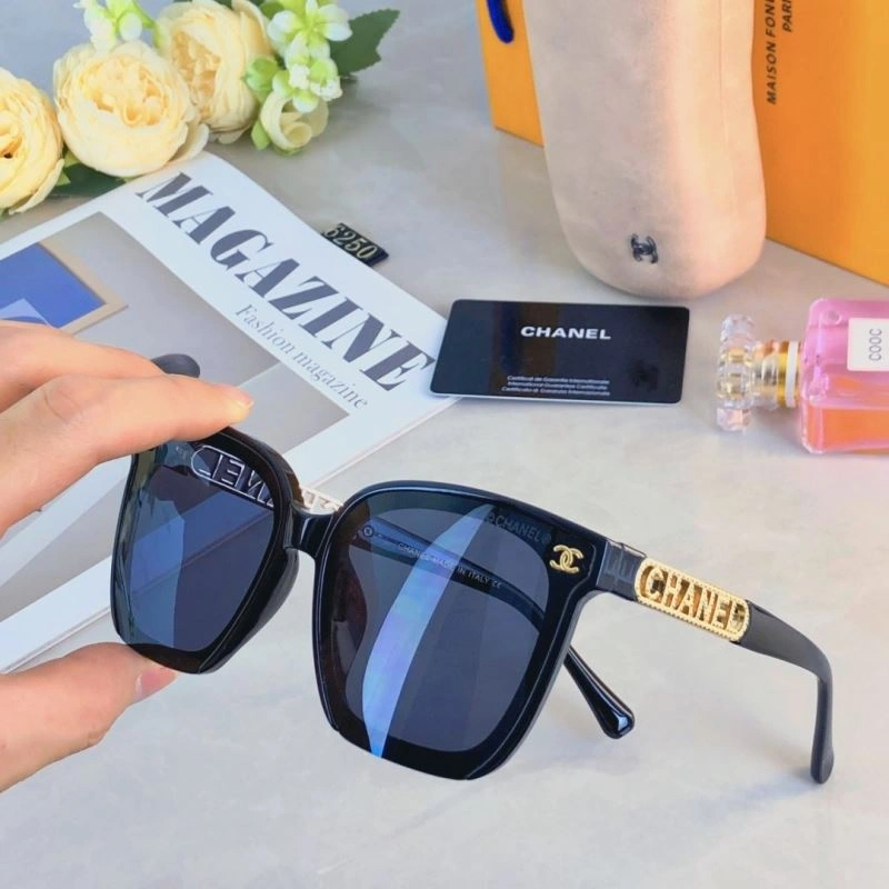 Compact Chanel Sunglasses 278099