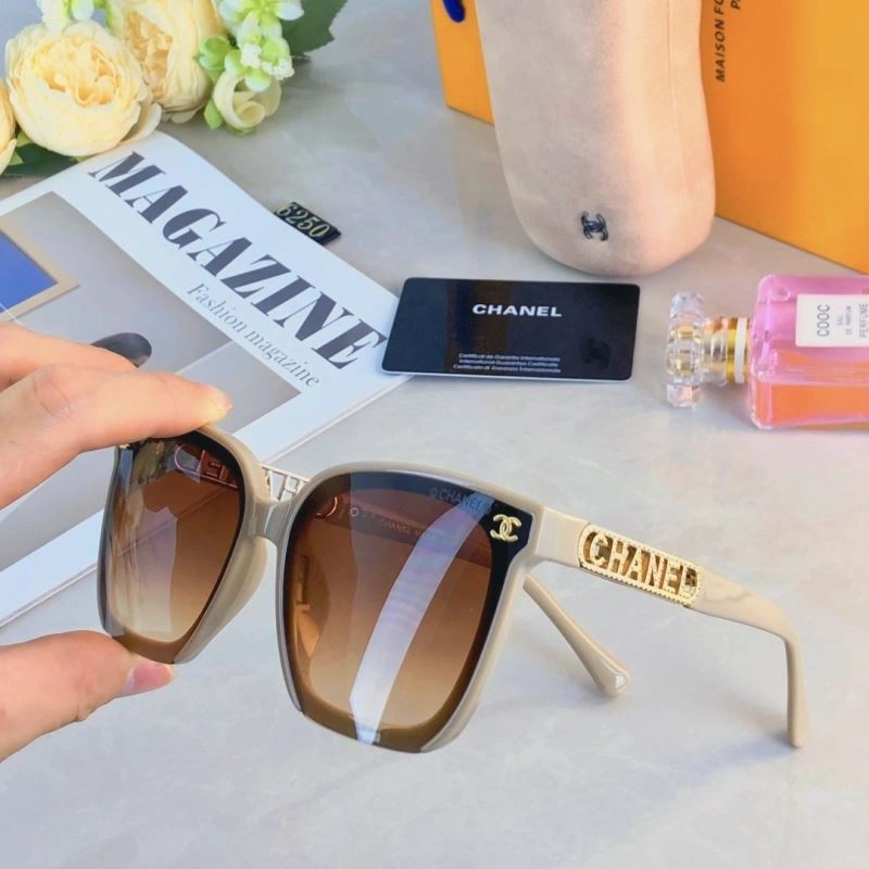 Compact Chanel Sunglasses 278099