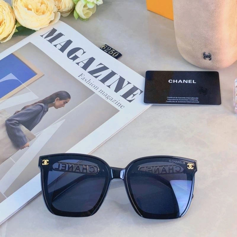 Compact Chanel Sunglasses 278099
