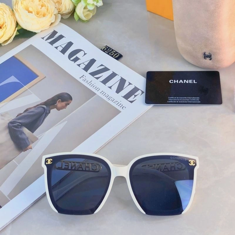 Compact Chanel Sunglasses 278099