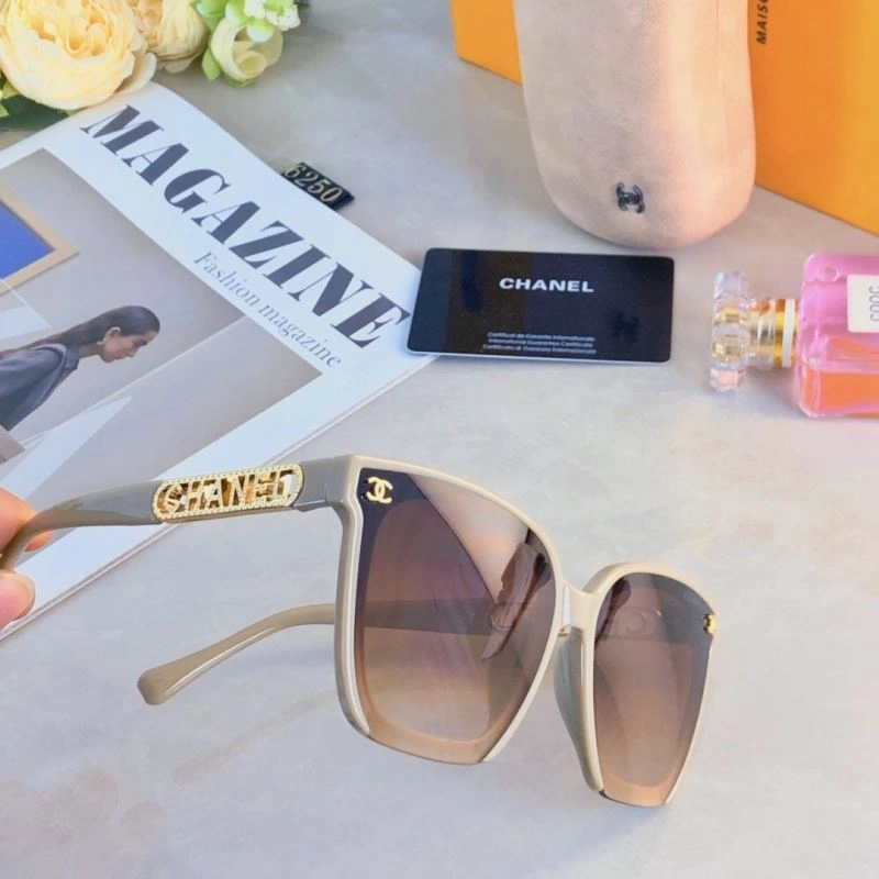 Compact Chanel Sunglasses 278099