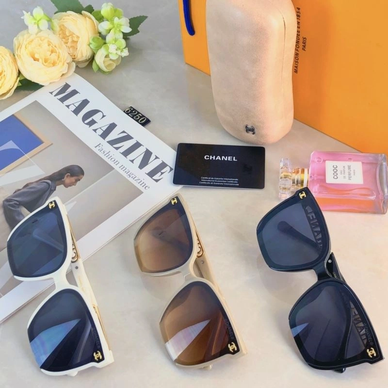 Compact Chanel Sunglasses 278099