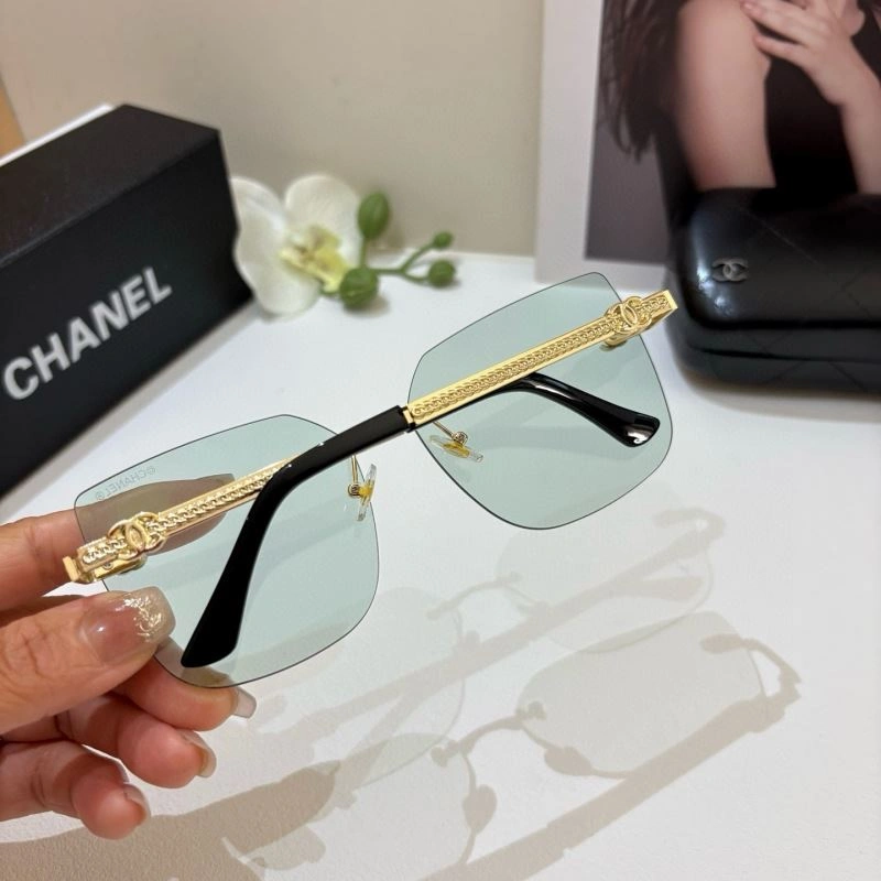 Versatile Chanel Sunglasses 278029