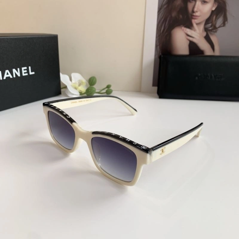 Compact Chanel Sunglasses 278015
