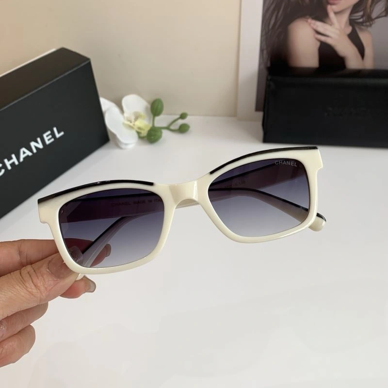 Compact Chanel Sunglasses 278015