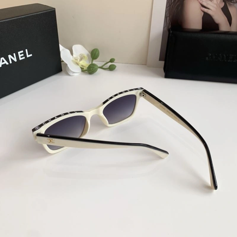 Compact Chanel Sunglasses 278015