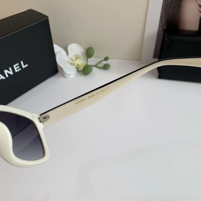 Compact Chanel Sunglasses 278015