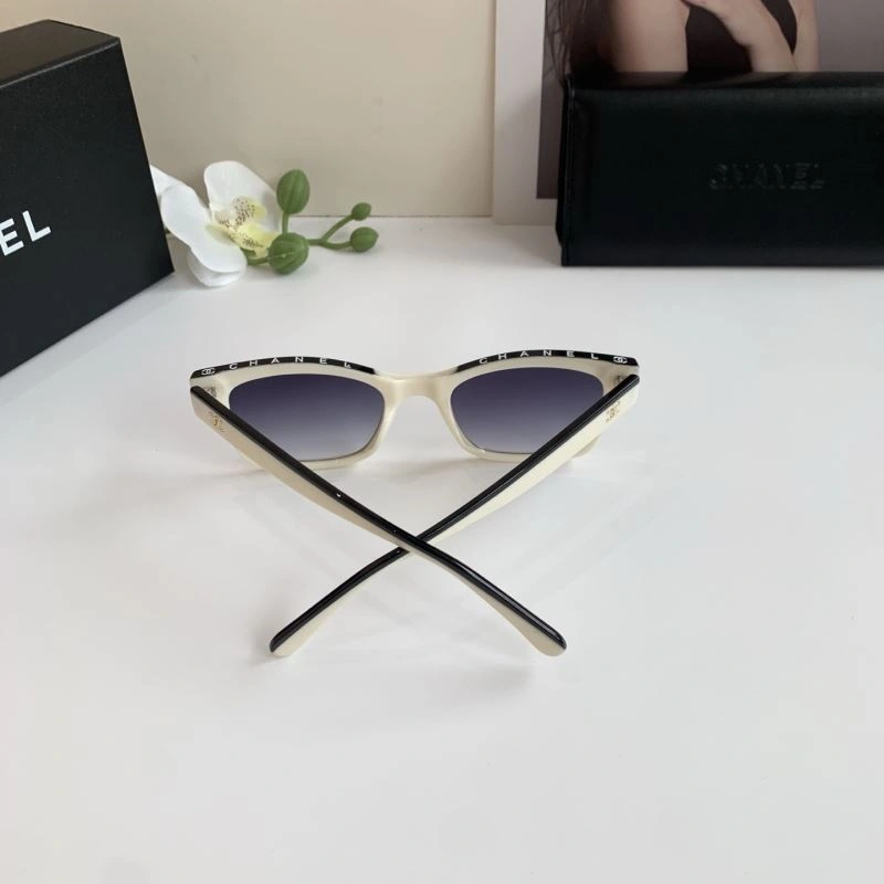 Compact Chanel Sunglasses 278015