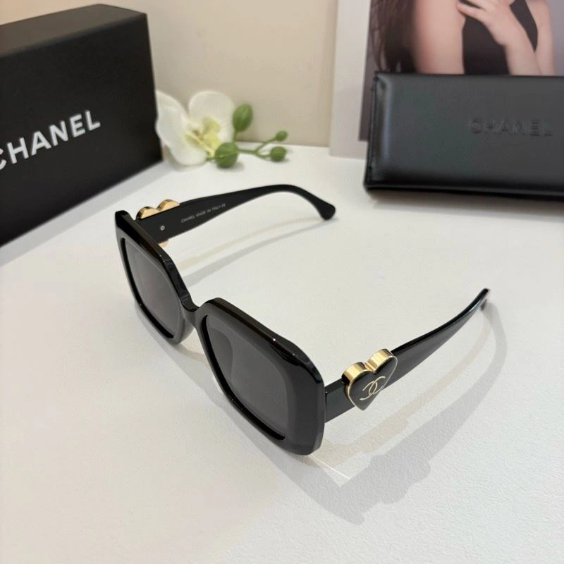 Bold Chanel Sunglasses 277978
