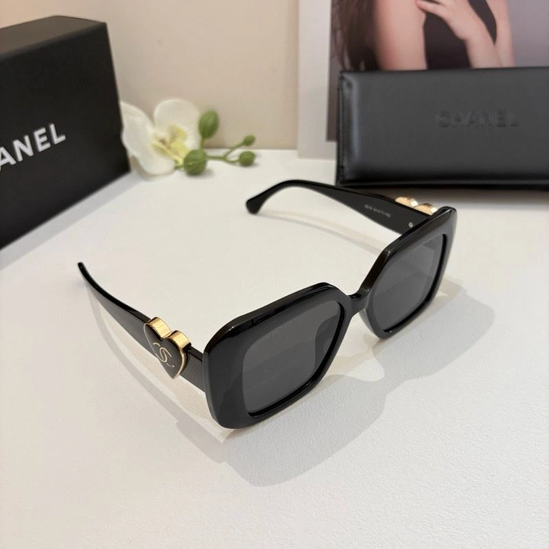 Bold Chanel Sunglasses 277978