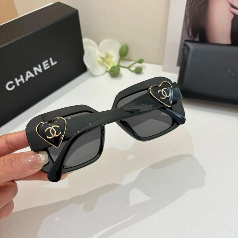 Bold Chanel Sunglasses 277978