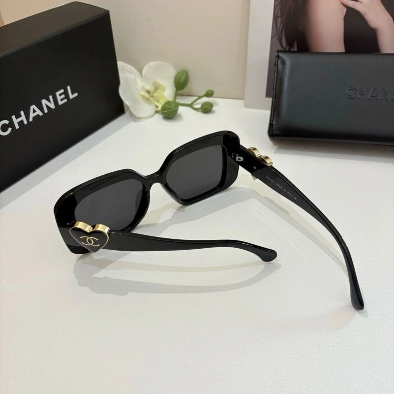 Bold Chanel Sunglasses 277978