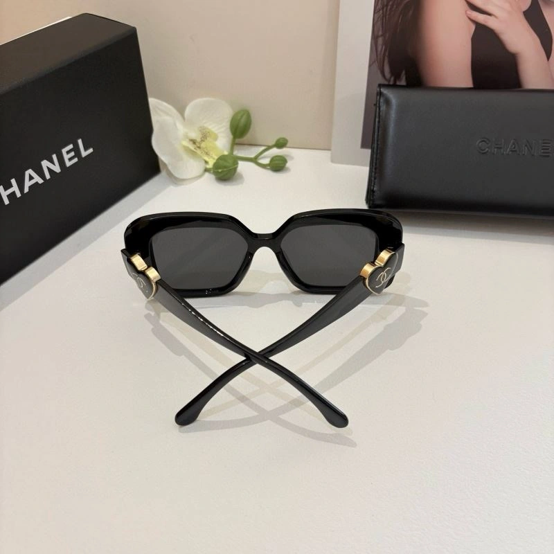 Bold Chanel Sunglasses 277978