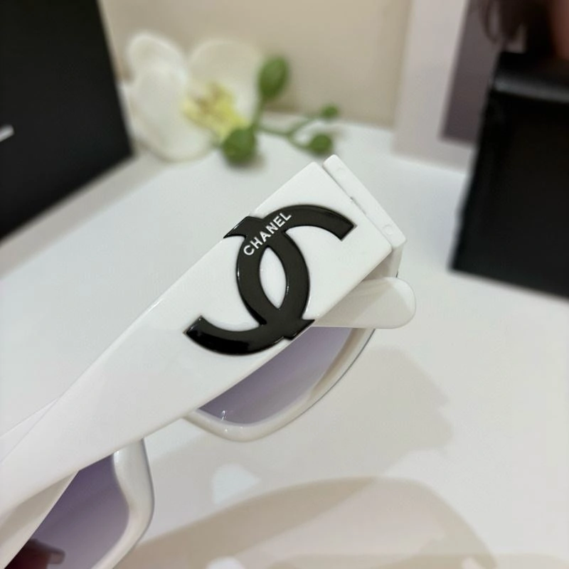 EyeCatching Chanel Sunglasses 277932