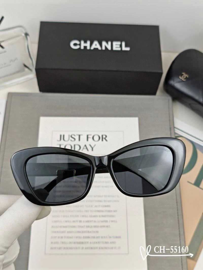 Chanel Sunglasses Fashionable 277924