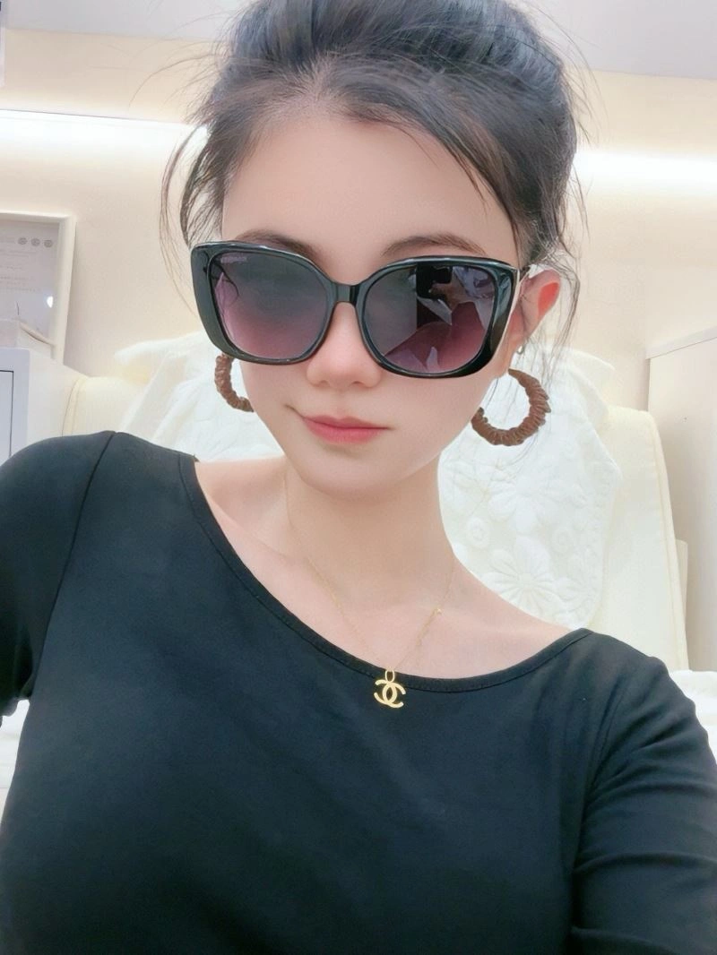 Minimalist Chanel Sunglasses 278305