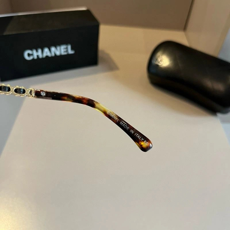 Chanel Sunglasses EasyMatch 278235