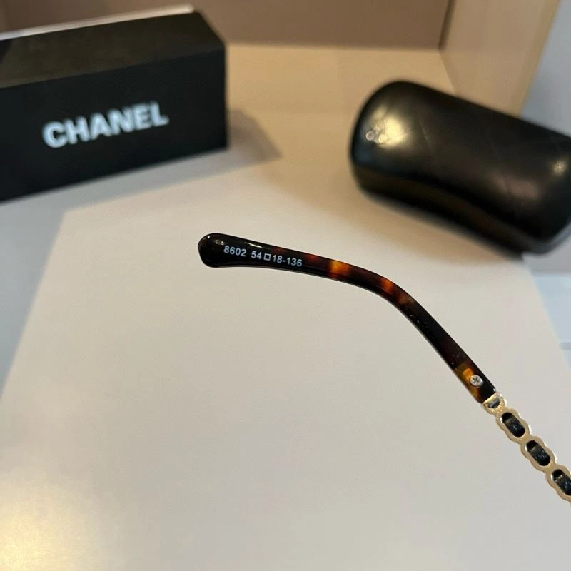Chanel Sunglasses EasyMatch 278235