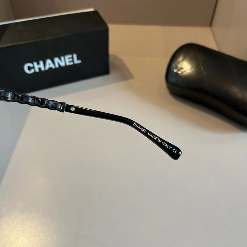Compact Chanel Sunglasses 278221