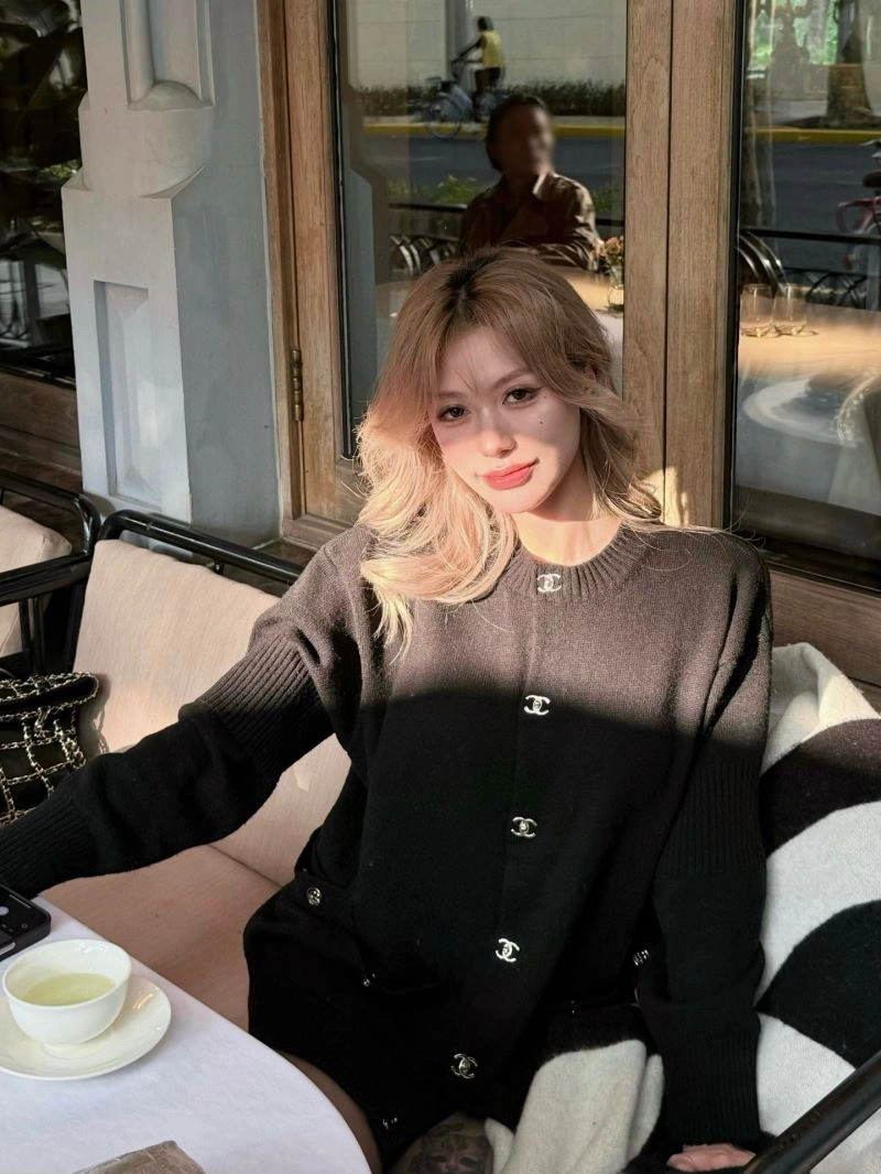 Seasonal Chanel Sweaters 111397