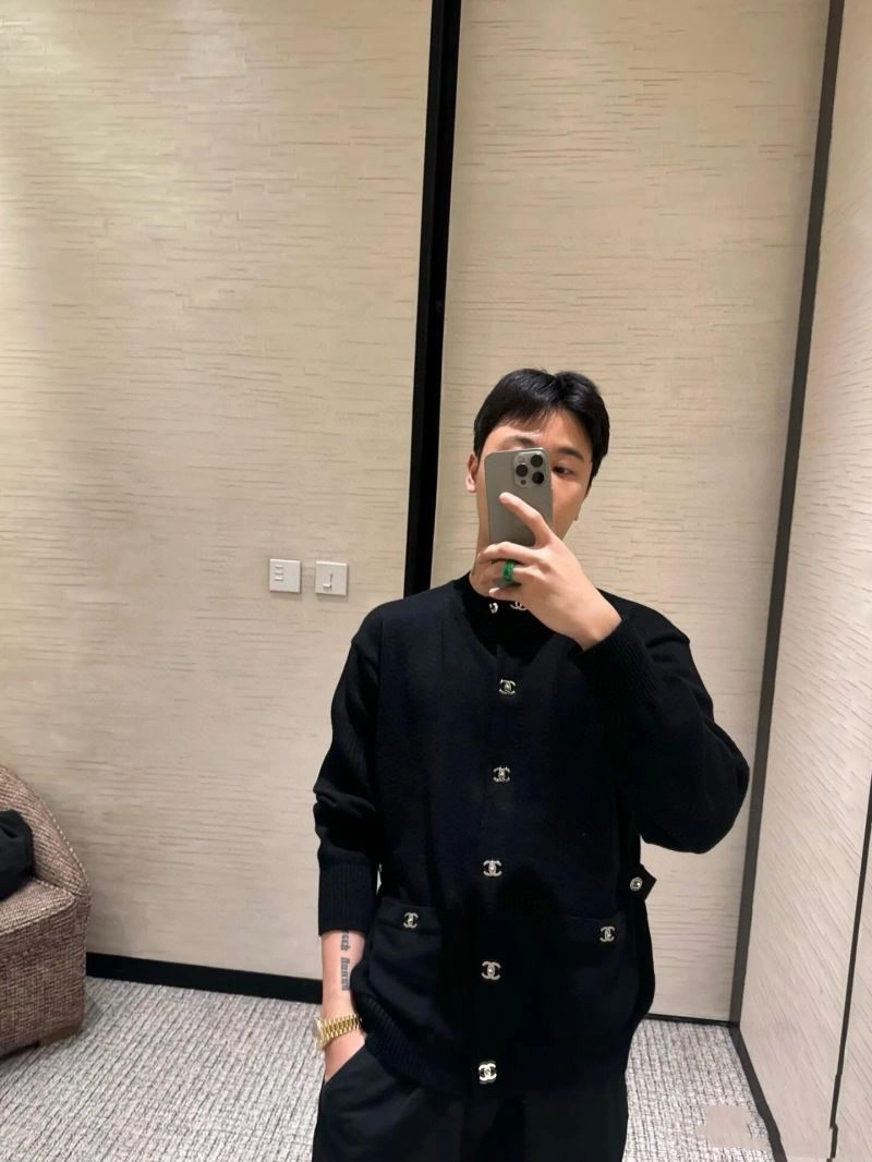 Seasonal Chanel Sweaters 111397