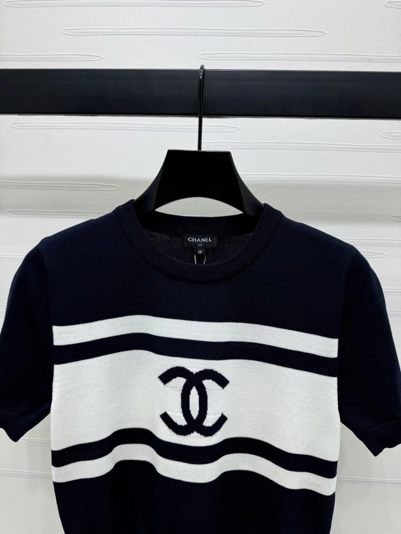 Chanel T-Shirts Sleek 108730