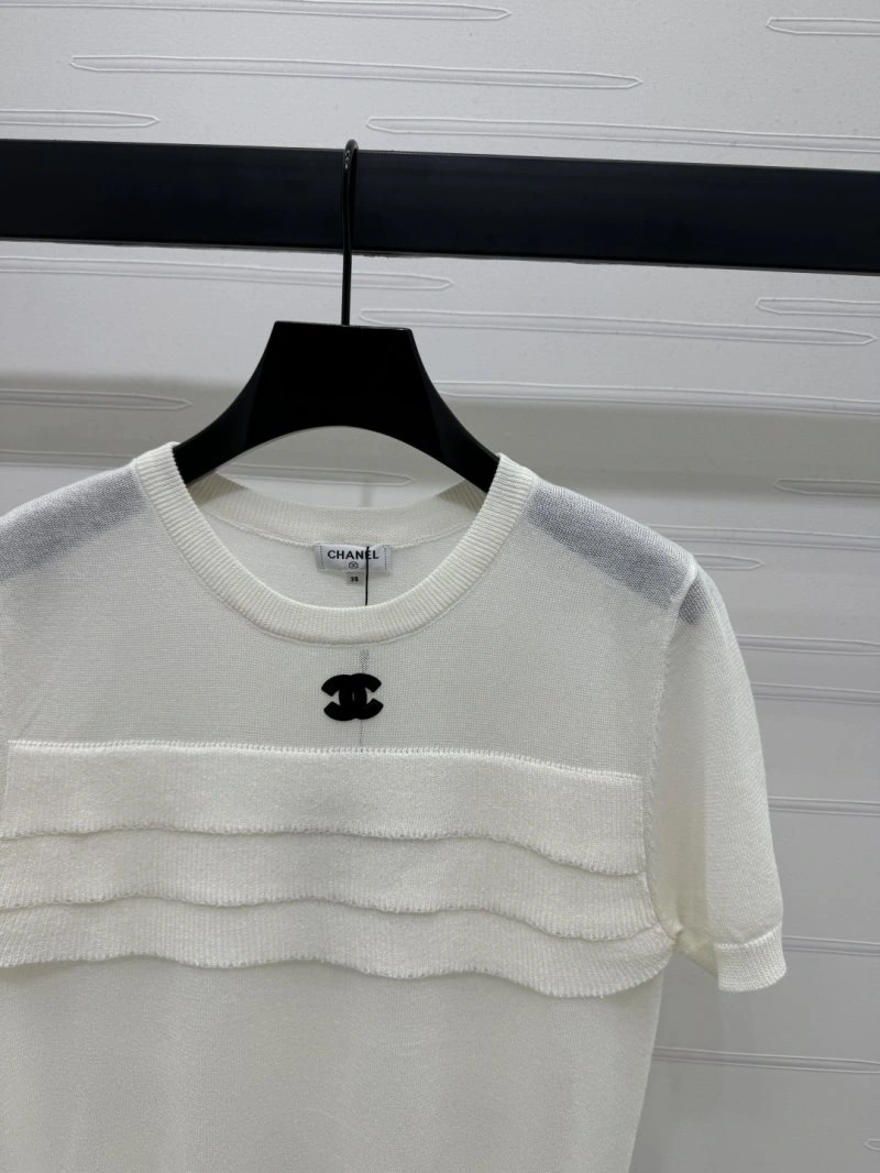 Lightweight Chanel T-Shirts 108635