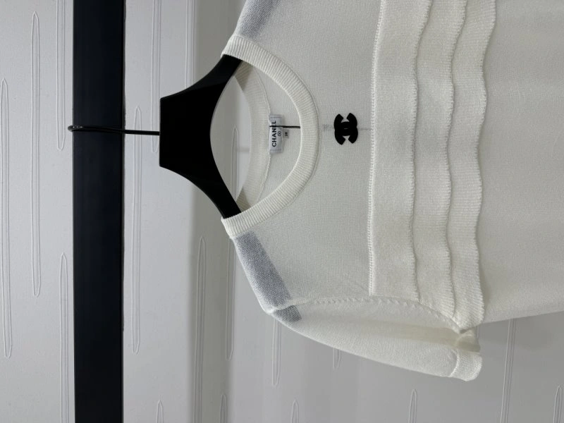 Lightweight Chanel T-Shirts 108635