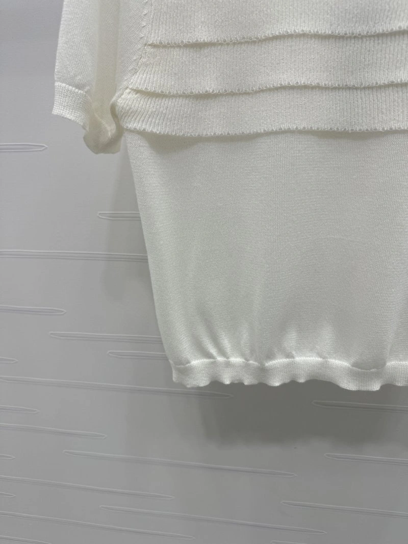 Lightweight Chanel T-Shirts 108635