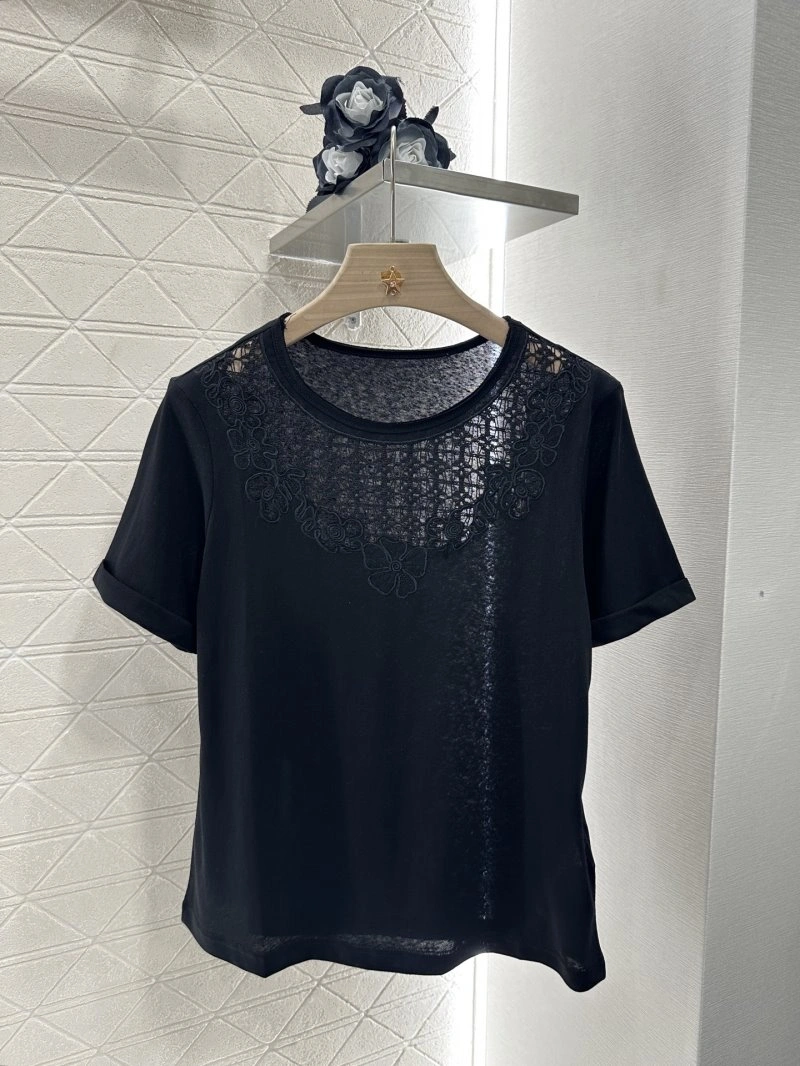 Lightweight Chanel T-Shirts 110344