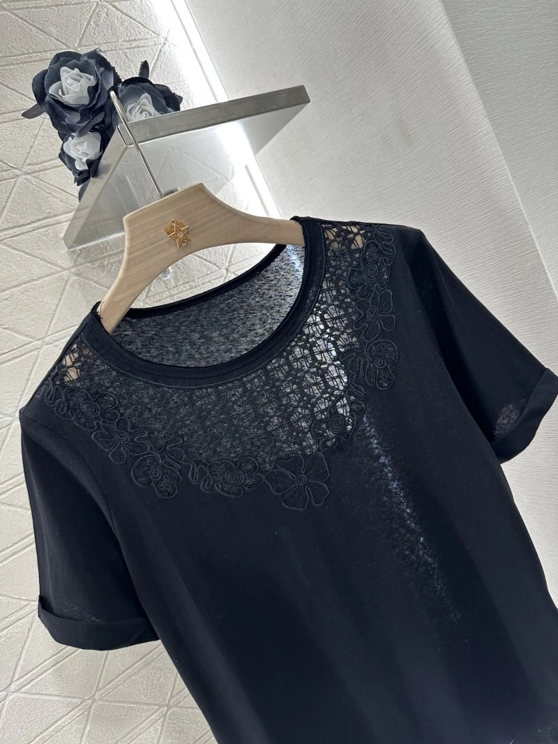 Lightweight Chanel T-Shirts 110344