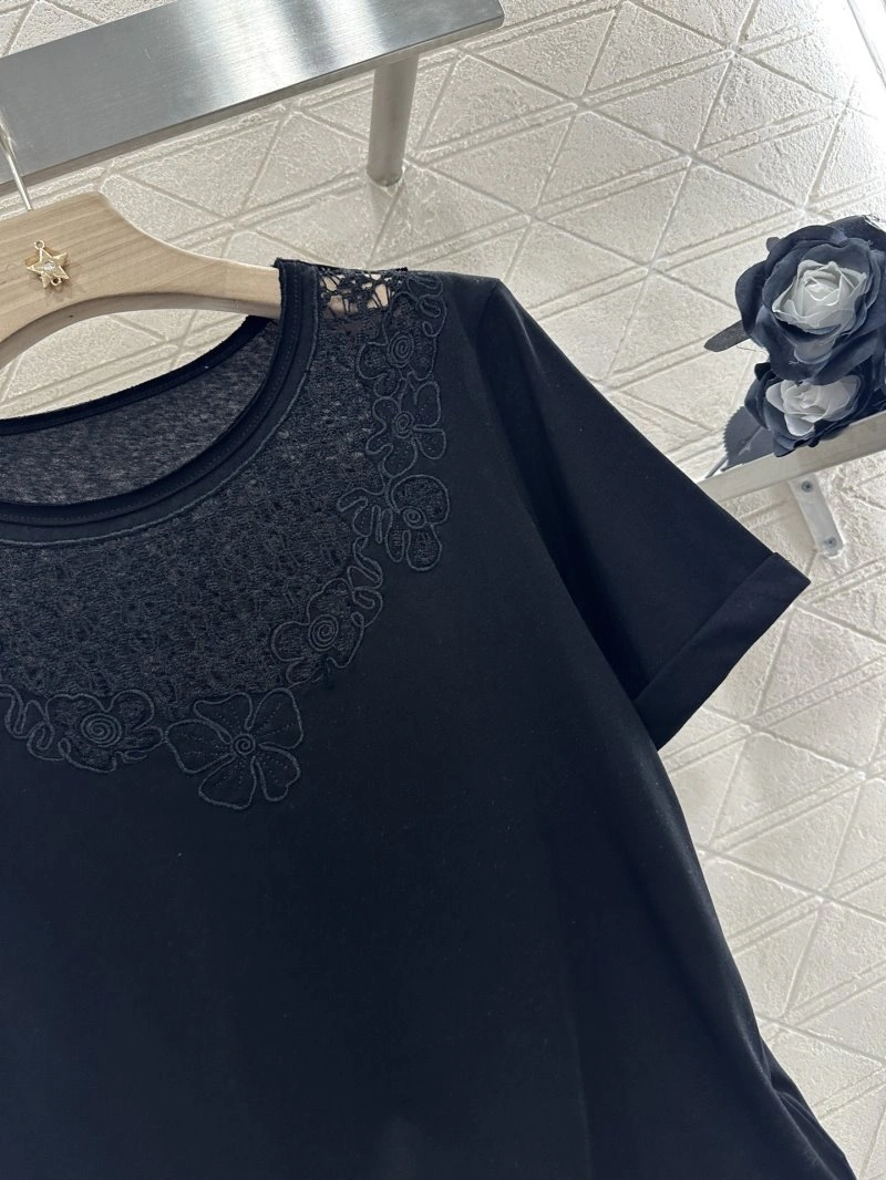 Lightweight Chanel T-Shirts 110344