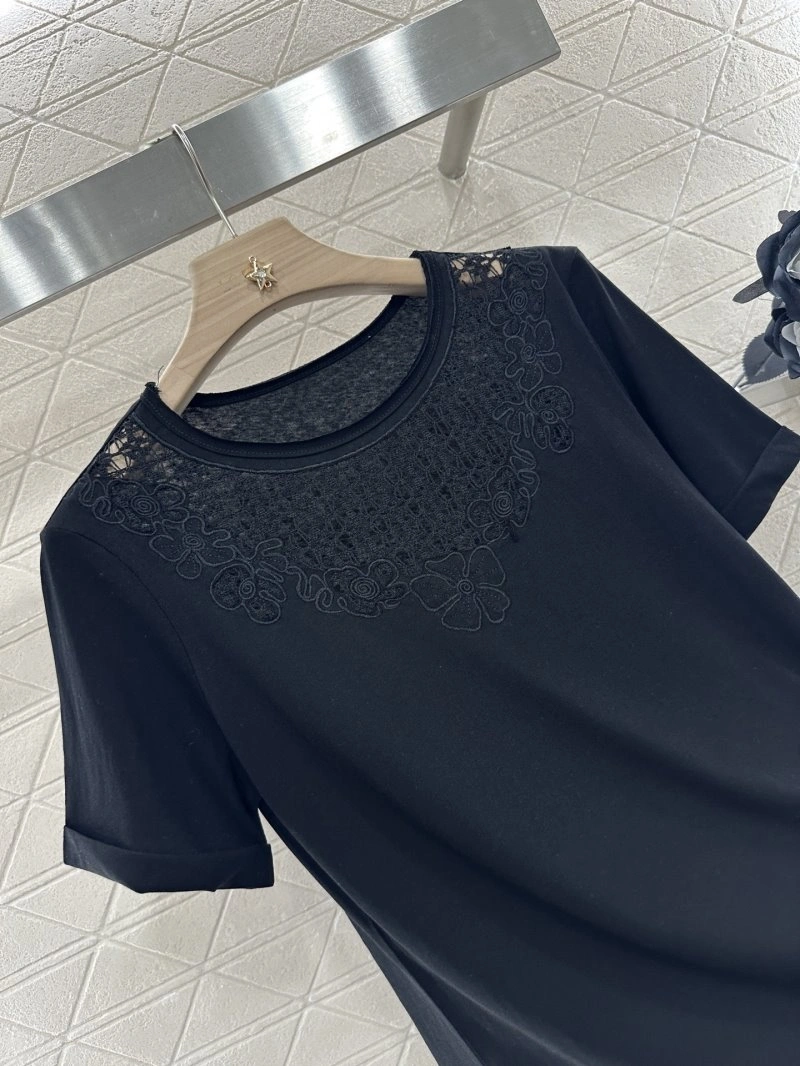 Lightweight Chanel T-Shirts 110344