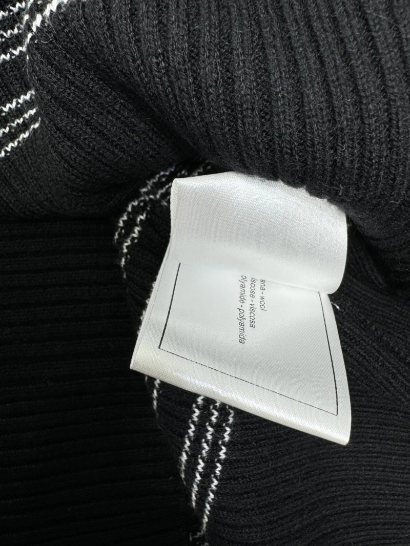 Compact Chanel T-Shirts 110301