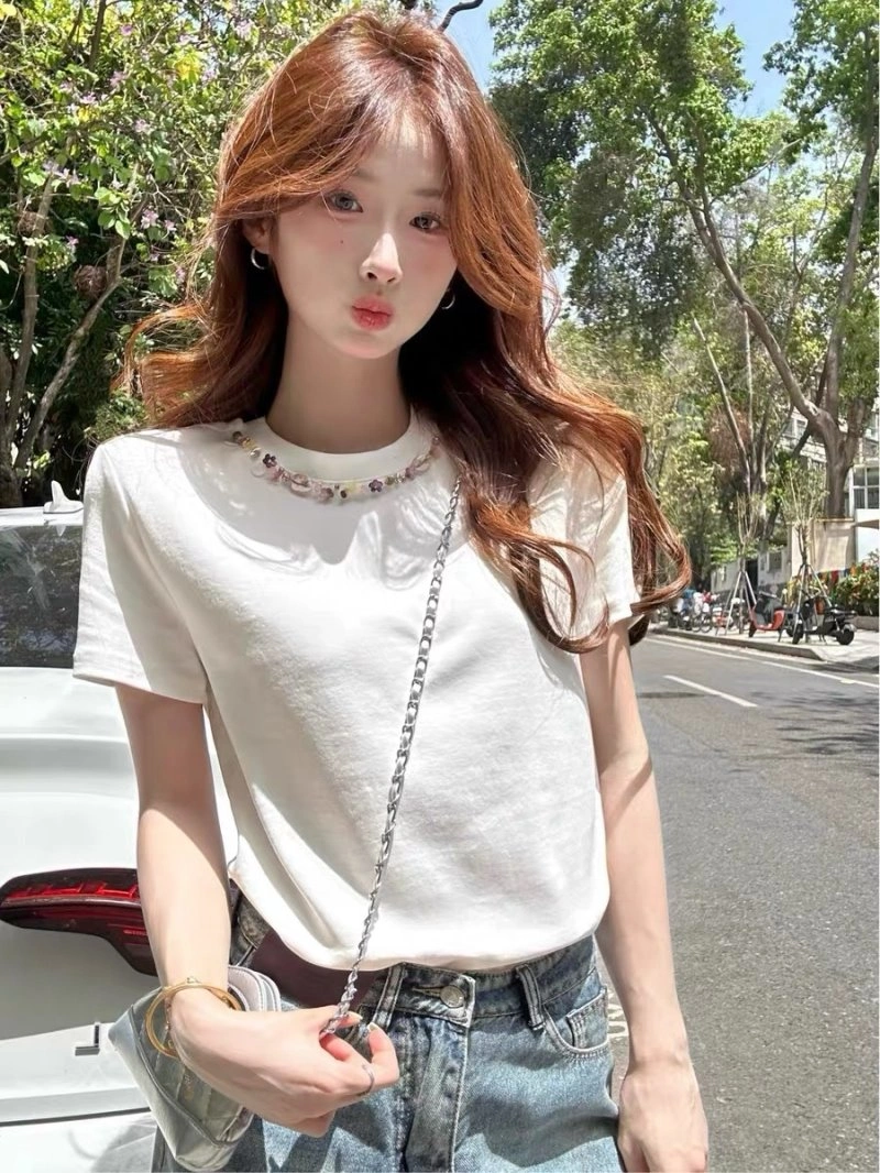 Lightweight Chanel T-Shirts 110239