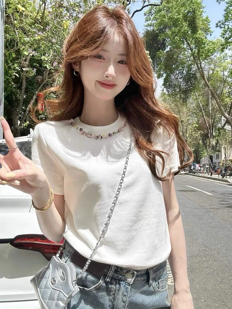 Lightweight Chanel T-Shirts 110239