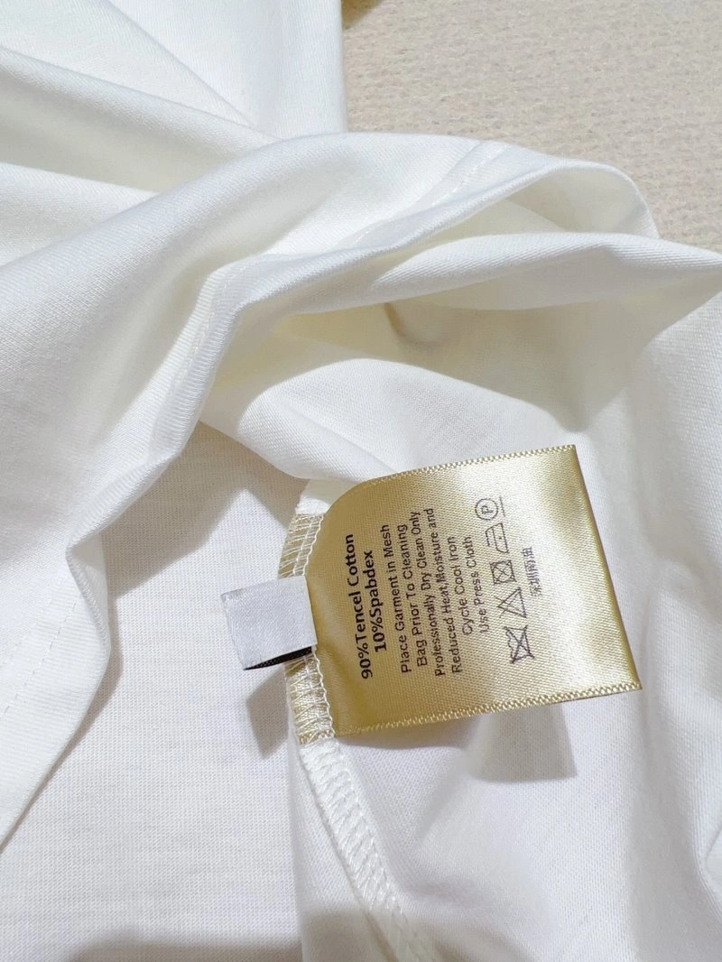 Lightweight Chanel T-Shirts 110239