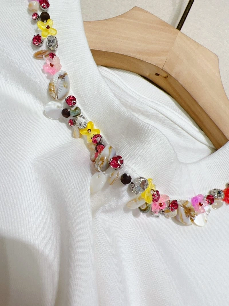 Lightweight Chanel T-Shirts 110239
