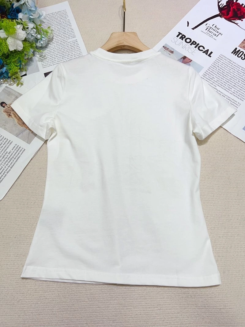 Lightweight Chanel T-Shirts 110239