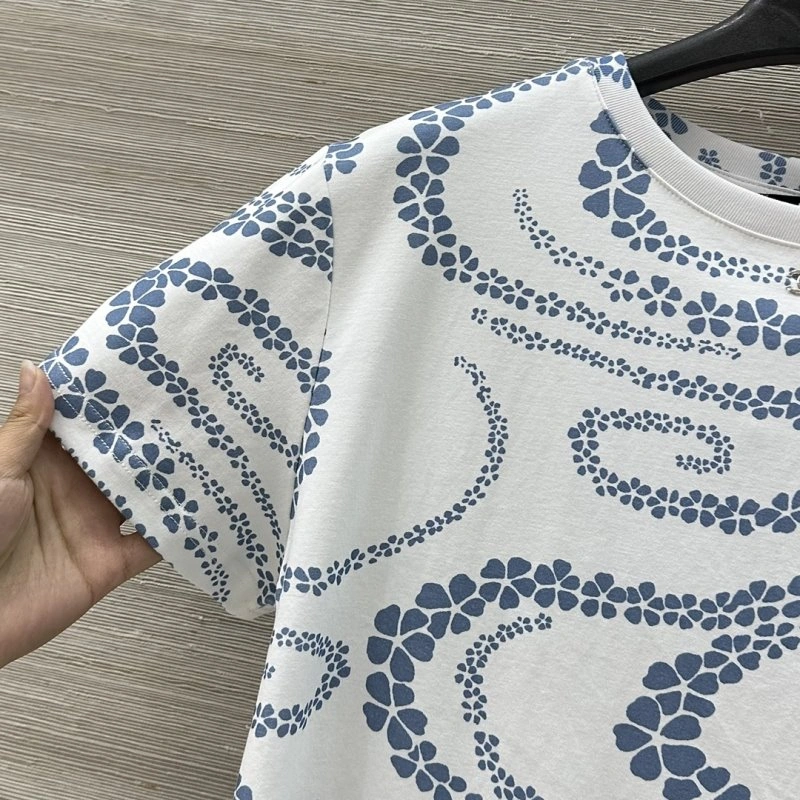 Chanel T-Shirts Sleek 110154
