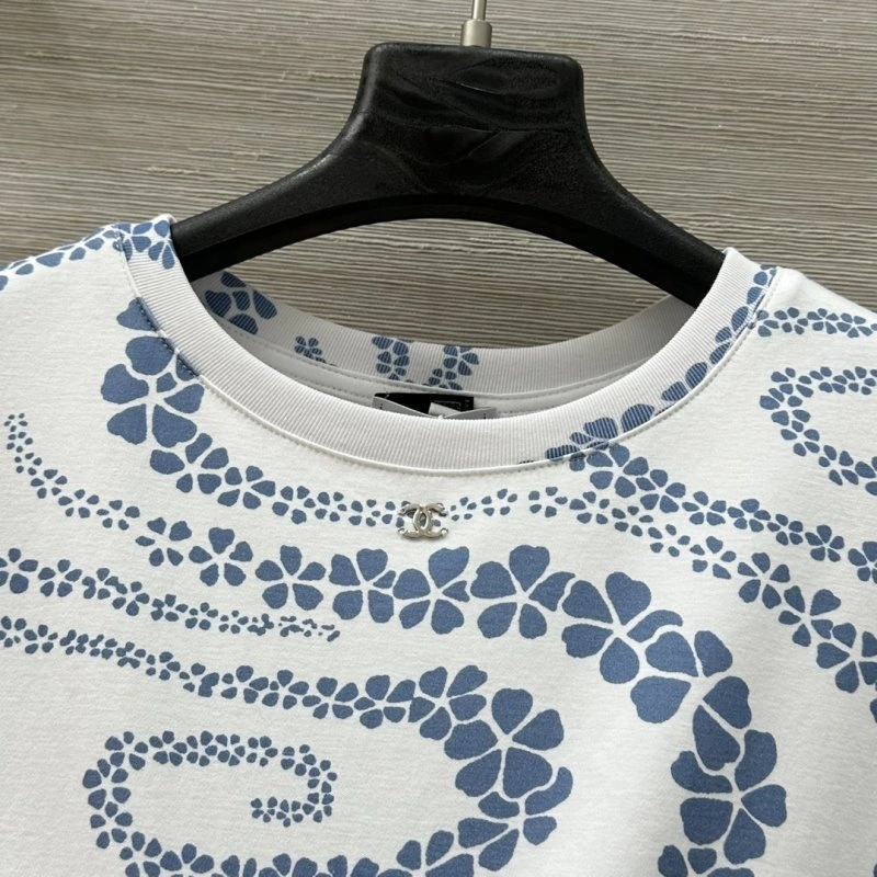 Chanel T-Shirts Sleek 110154