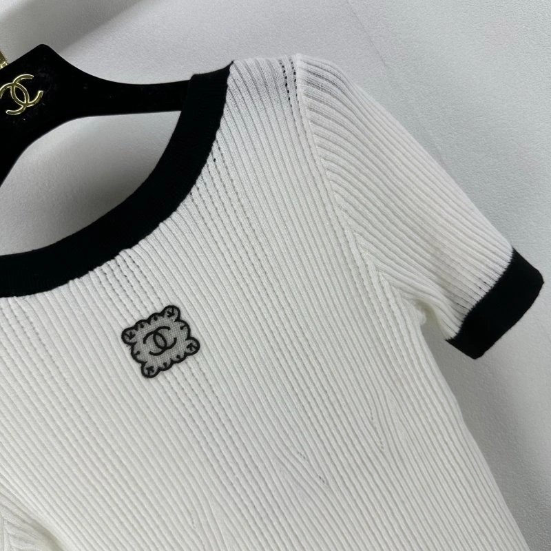 Lightweight Chanel T-Shirts 107949