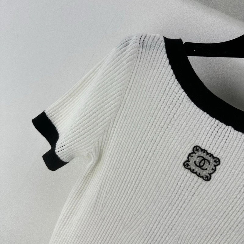 Lightweight Chanel T-Shirts 107949